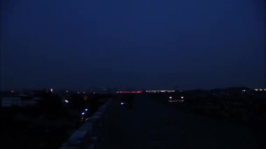 Gecenin karanlik sehir sahnesi