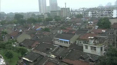 Şehir binalarıyla çevrili, birbirine yakın bir grup bungalov.