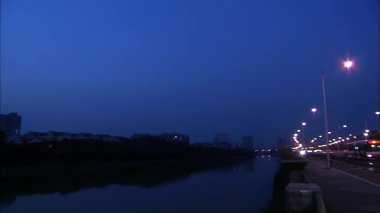 Nehir kenarındaki bir şehrin gece manzarası