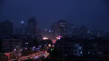 Gece şehir manzarası çekmek için mercek çeviriyorum.