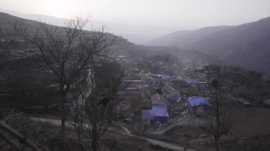 Çin 'de küçük bir dağ köyünde sabah manzarası.