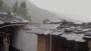 Kırsal avlu manzarası yağmurda