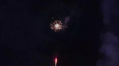 Gece gökyüzünde güzel havai fişekler