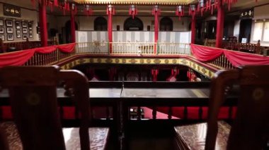 Geniş çaplı gösteri alanı, geniş bir tiyatro.,