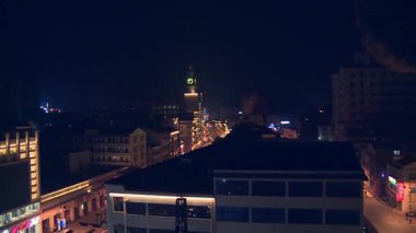 Küçük bir şehrin gece görüşü, sabit çekim.