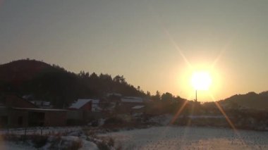 Karla kaplı dağ köyü manzarası