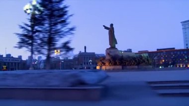 Başkan Mao 'nun Shenyang Zhongshan Meydanı' ndaki heykeli akşam hareket halindeki bir arabanın camından fotoğraflandı.