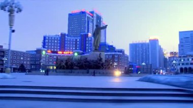 Başkan Mao 'nun Shenyang Zhongshan Meydanı' ndaki heykeli akşam hareket halindeki bir arabanın camından fotoğraflandı.