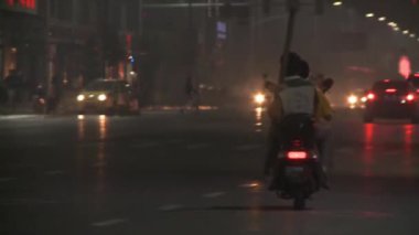 Akşamları sokakta trafik koşulları