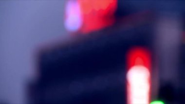 Geceleri binanın silueti, arabanın stop lambaları.