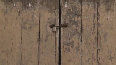 Kilitli ahşap bir kapının sabit görüntüsü.