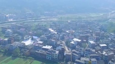 Çiftlik arazisiyle çevrili bir köyün havadan görünüşü