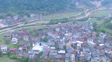 Vadideki bir köyün sabit çekimi.