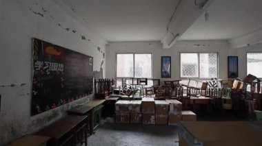 Sınıfın içi ve her şey üst üste dizilmiş.