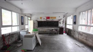 Sınıfın içi, sabit atış.