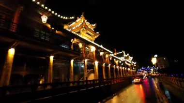 Yağmurdan sonra gece aydınlık şehir sokakları