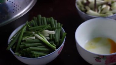 Malzemeleri kaselere koyun ve pastırmayı kesin.