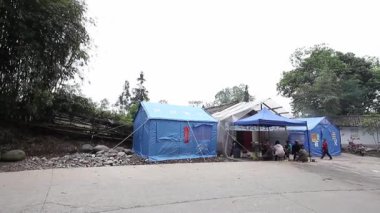 Depreme dayanıklı barakalar ve kırsal bölgelerdeki yol kenarındaki depremlere dayanıklı çeşitli sloganlar