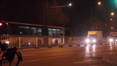 Gece şehir sokaklarında trafik vardı.