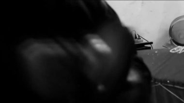 Ziller çalıyor, el hareketlerini kapatıyor.