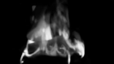 Anma töreni, yanan kağıt, alevin yakın çekimi.