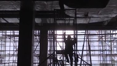 İskeleler üzerinde çalışan işçiler