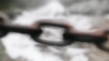 Köprüler arasında demir zincirler, dağ dereleri