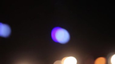 Gece hareket eden hafif araba lekeleri