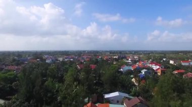 Villanın hava fotoğrafları ve gökyüzünün zaman ayarlı çekimi.