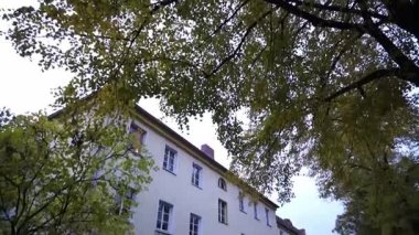 Sokağa bakan bir apartman.