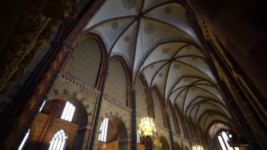 Kilisenin içinde, kubbeden resim çek.