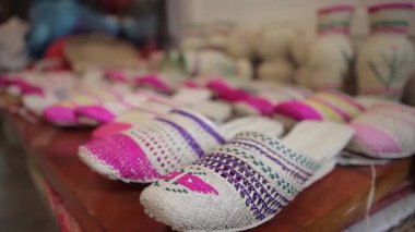 Kadının sandaletlerini masanın üzerine yakın plan çek.