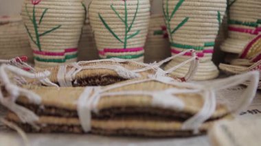 Masadaki saman sandaletleri yakın plan.