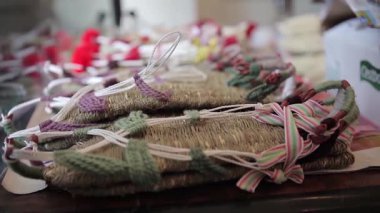 Masadaki saman sandaletleri yakın plan.