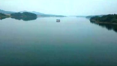 Gölde yüzen küçük bir ev