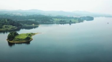 Sakin göllerin ve yeşil alanların hava fotoğrafçılığı
