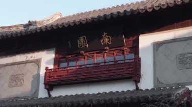 Bahçede plaklar ve saçaklar