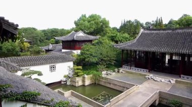 Park karakteristik binaları, göletler, nilüfer yaprakları, nilüfer çiçekleri, köşkler.