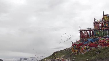 Budist Kulesi 'nin yanına beş renkli kağıt yay.