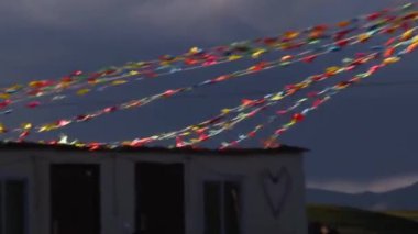 Akşam binaları, gökyüzü, engebeli araba camlarından görünen bulutlar.