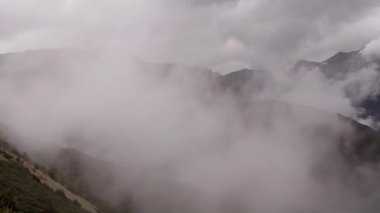 Dağın tepesinden bulutlar yükseliyor