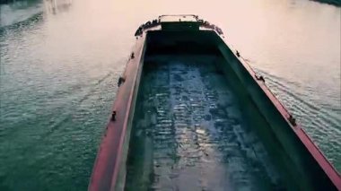 Nehirdeki yük gemilerinin hava fotoğrafları.