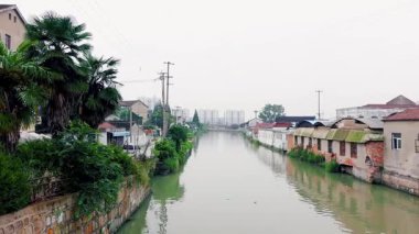 Güney su kasabasının sokakları ve sokakları, ev manzaralı.