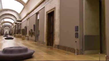 Kamera Louvre 'dan geçip Mona Lisa sergi salonuna gidiyor.
