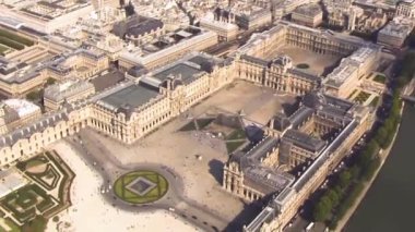 Louvre 'un Fransa' daki hava fotoğrafı.