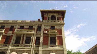 Batı tarzı bir binanın dışı.