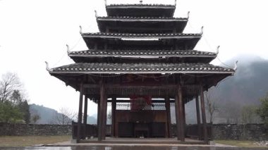 Davul kulesi ve hayalet maske takıyor.