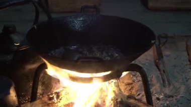 Kavurup yakmak için büyük bir tencere kullanın.