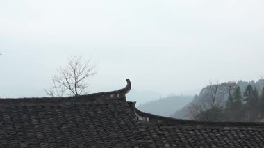 Çatı ve uzak dağlar, sabit kamera görüntüleri.