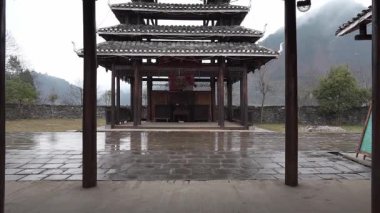 Davul Kulesi ve Davul Kulesi 'nde asılı duran büyük hayalet maskesi sabit kamerayla çekildi.